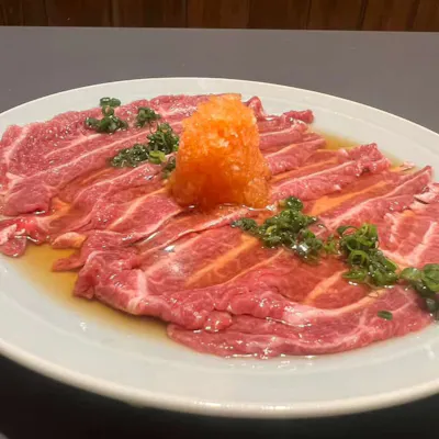 秘伝のタレが引き立てる、肉本来の旨さ