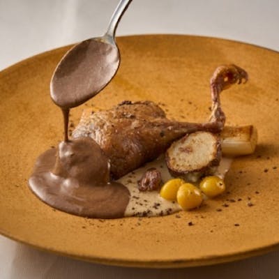 季節食材と鳩料理を味わう、コースとアラカルト