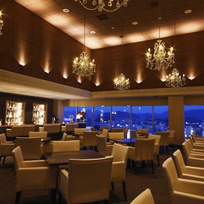 エレガントな内装と夜景が魅力