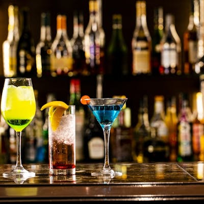多彩なカクテルで至福の時間