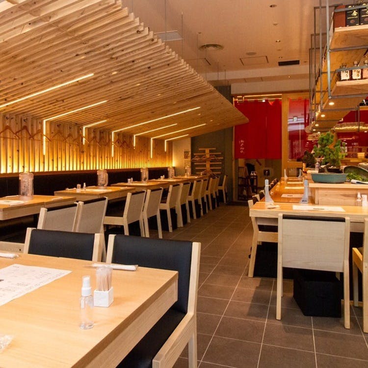 串焼きと美酒をゆったり味わう、大人の隠れ家。