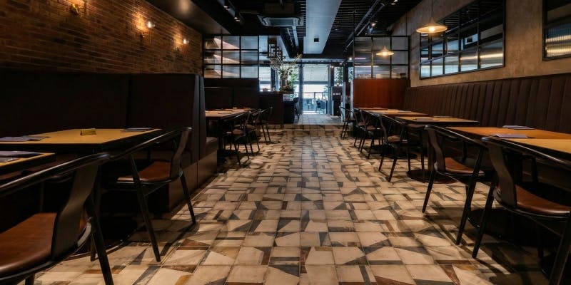 暗めの照明でモダンなジャーナルスタンダードダイニングの店内