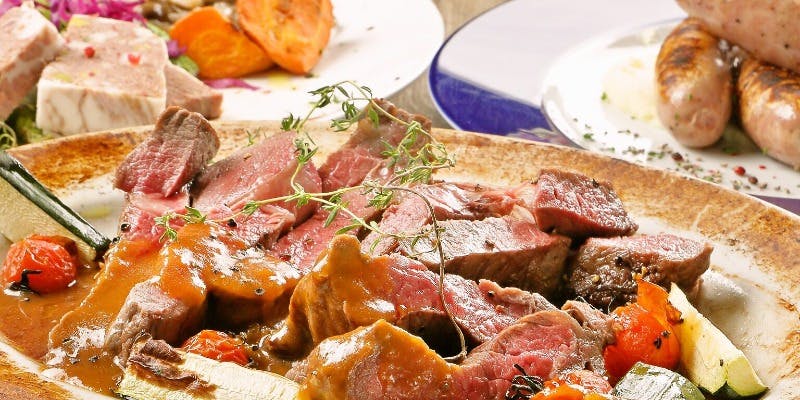 人気のセレクト「牛肉の高温皿焼ステーキ＆大振りソーセージ」飲み放題付