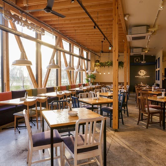 てんしば公園内の開放的なテラス席と半個室