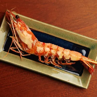 炭火を使った大きな囲炉裏のある居酒屋