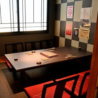 シックな色調の和室で、彩り豊かな創作料理をお楽しみください