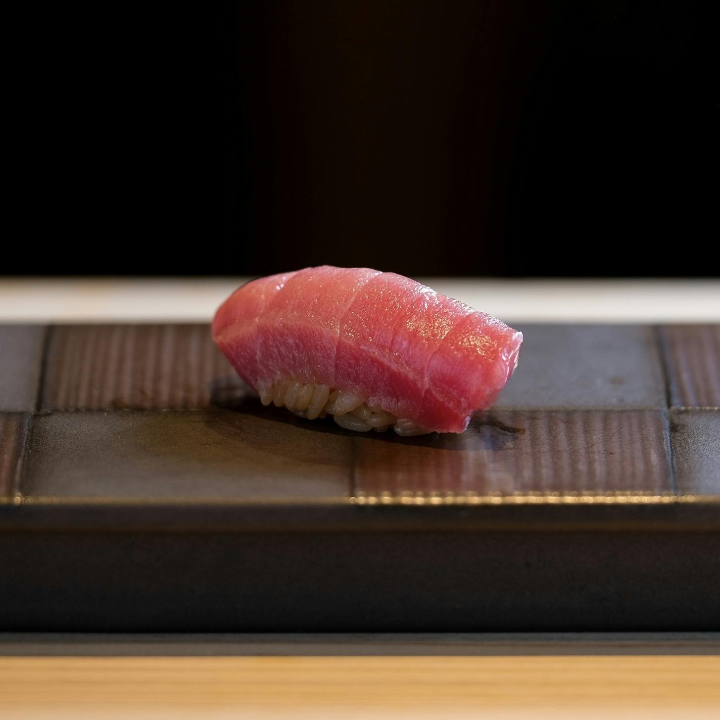 北陸の恵みを赤酢シャリで味わう極上の一貫。