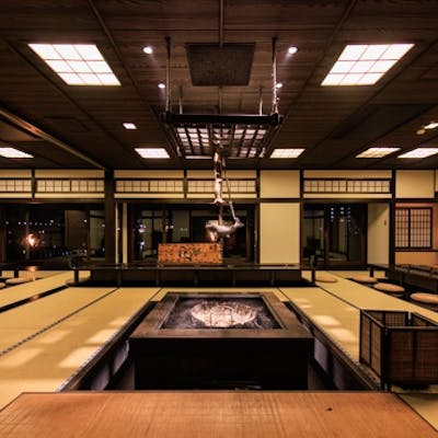 太鼓と掛け声が彩る陽気なパフォーマンス。五感を満たす食体験