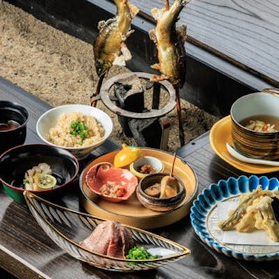 新鮮な鮎を味わう季節のコース。飲み放題の追加も可能