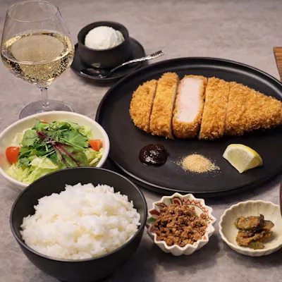 和モダンかつ×ワインという、新たな美味の方程式