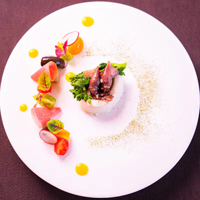 フレンチの華やかさに、味噌と醤油の魔法を。お箸で出会う、新しい美味しさ の記憶。