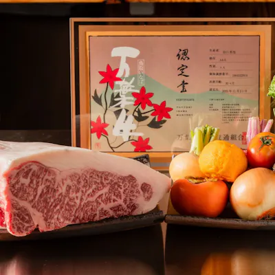 谷口さんの万葉牛を使用した、肉本来の旨味を味わえる肉寿司