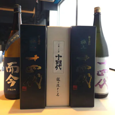 握りを引き立てる厳選された日本酒とワインの数々