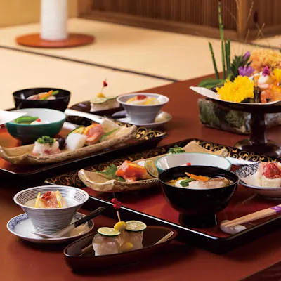 100年の伝統を受け継ぐ、熟練の懐石料理