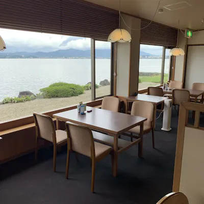 湖を望む開放的な店内