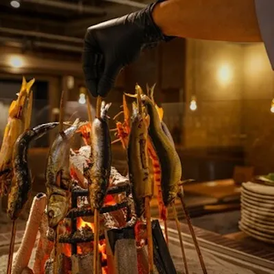 炎が息吹を与える「原始焼き」
