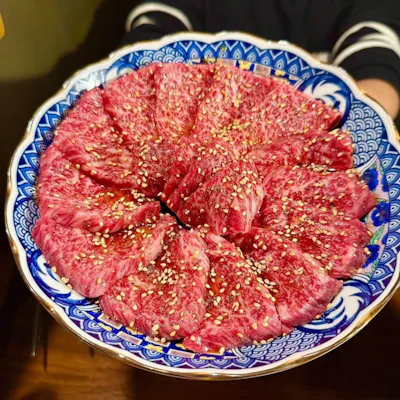 深夜4時まで営業。本格炭火で、〆の焼肉や朝焼肉にもぜひ。