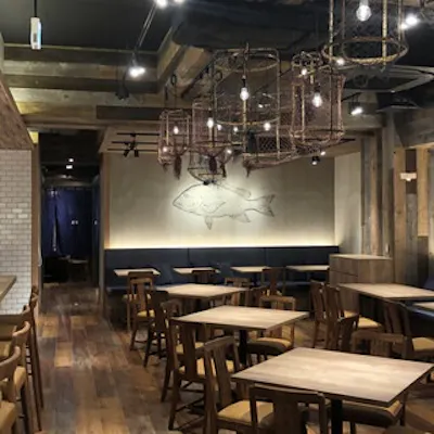 落ち着いた店内で多彩なシーンに対応