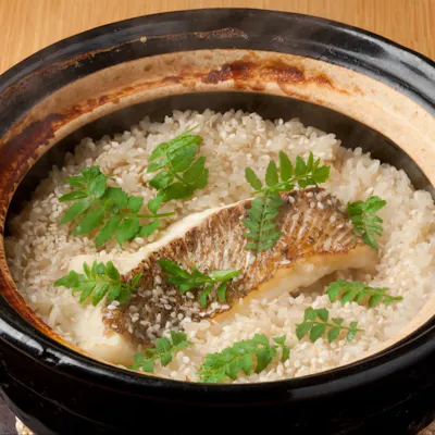 四季の味覚を閉じ込めた名物釜飯