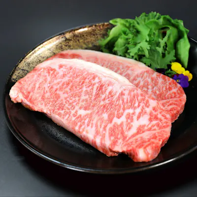 契約牧場直送の中川牛と秘伝のタレ。炭火で引き出す肉本来の旨味