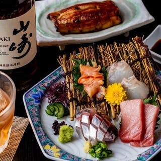 漁港直送のお魚をふんだんに盛り合わせたお刺身は必食です。