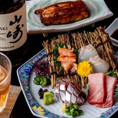 漁港直送のお魚をふんだんに盛り合わせたお刺身は必食です。