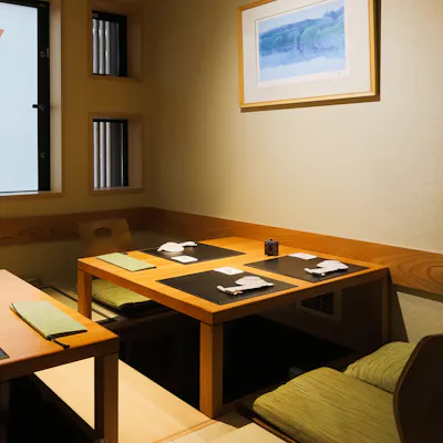 静かに語れる寿司屋が、日本橋にある。