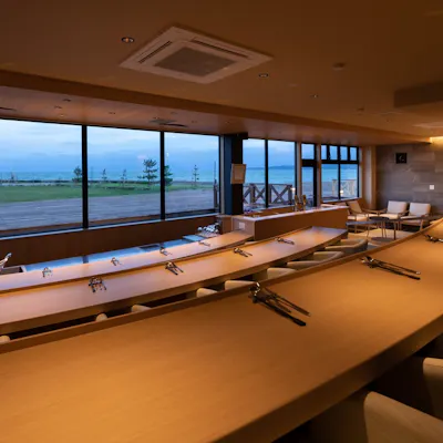 富山湾を望む全席オーシャンビューの劇場型レストラン