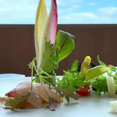 シェフ自ら厳選する氷見の海の幸と自家栽培の旬野菜