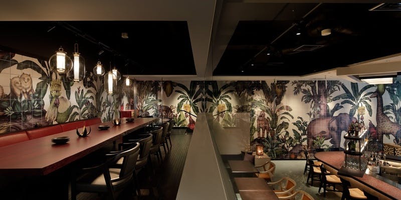 落ち着いた照明のジンジャー グラス モダン タイ ベトナメーゼの店内