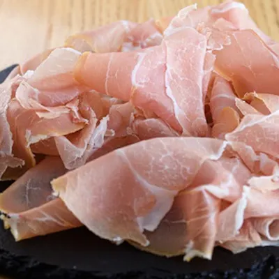 極薄スライスのフランス産生ハムと薪焼き赤身肉の贅沢な味わい