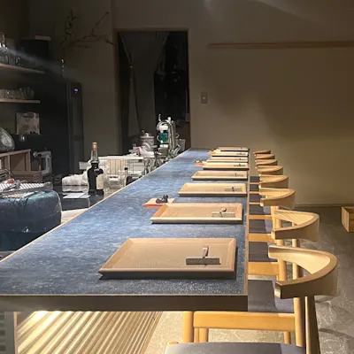 店主の技が舞台。温かな灯りに包まれ、美食の物語に浸る特等席。