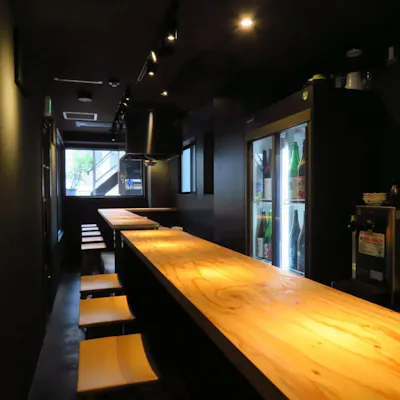 落ち着いた灯りの中で嗜む、日本酒と語らいの時間
