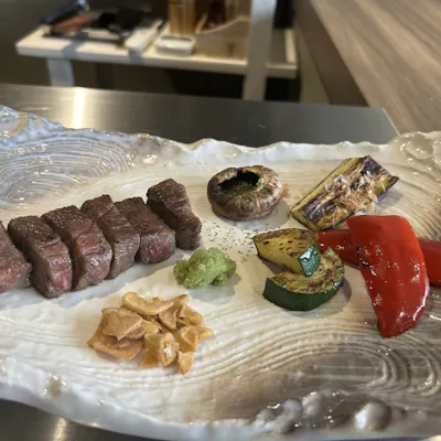目の前で仕上がる極上の美食。五感で楽しむ、迫力満点の本格鉄板焼き