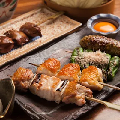「比内地鶏」を炭火焼きで味わう
