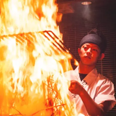 迫力満点の藁焼きパフォーマンス