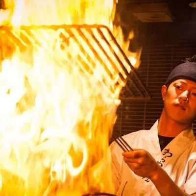 迫力満点の藁焼きパフォーマンス