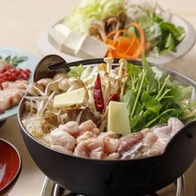 自慢の炭火焼き鳥や鍋、鶏料理の数々をお得に楽しめるコース