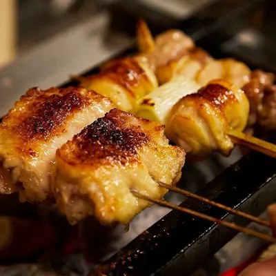 焼鳥と中華が交差するこだわりの串と逸品料理の数々