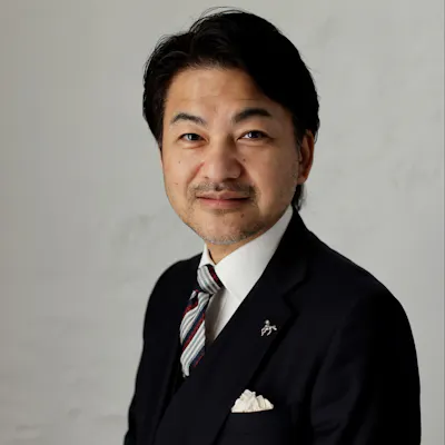 総支配人・若林英司を始めとするソムリエがリオネル シェフの料理を華やかに彩ります