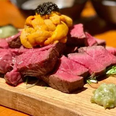炭火で焼き上げる和牛赤身の塊焼き