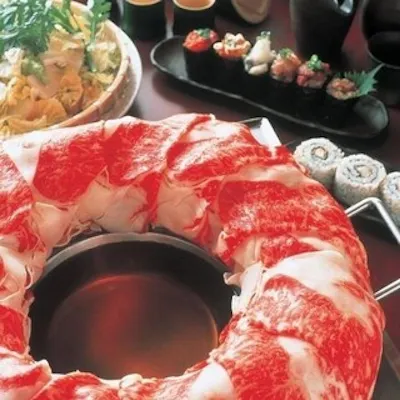 華やかでインパクトのある鍋料理が自慢
