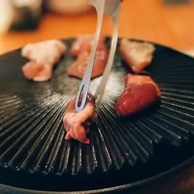 名物『鶏焼肉』串に刺さない焼き鳥、牛より軽い焼肉