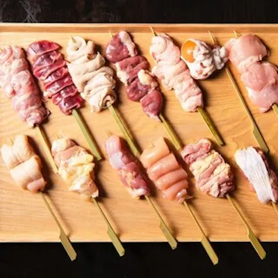 焼き鳥は熟成地鶏、ひな鳥、希少部位の品揃え