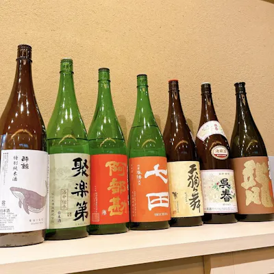 料理に寄り添う日本酒を中心に、凛とした一杯をご用意