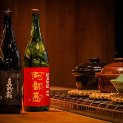 料理の味を引き立てる厳選日本酒。土鍋ご飯や海鮮料理に合わせた季節ごとの多彩な銘柄
