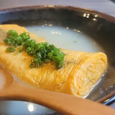 鶏白湯出汁のおでんや旬のお刺身など、自慢の逸品が充実