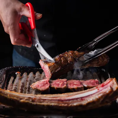 豪快に焼き上げる骨付肉