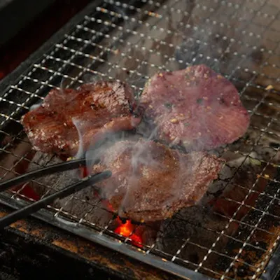 炭火焼きで引き立つ肉の美味しさ