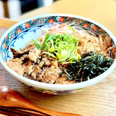 自社農園の有機そばを使用した香り高い蕎麦